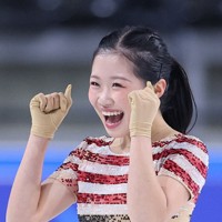 女子SPの演技を終えて喜ぶ中井亜美＝フランス・アンジェで2025年10月17日、猪飼健史撮影