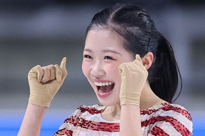 女子SPの演技を終えて喜ぶ中井亜美＝フランス・アンジェで2025年10月17日、猪飼健史撮影