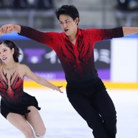 ペアSPで演技する三浦璃来、木原龍一組＝フランス・アンジェで2025年10月17日、猪飼健史撮影