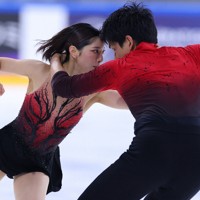ペアSPで演技する三浦璃来、木原龍一組＝フランス・アンジェで2025年10月17日、猪飼健史撮影