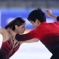 ペアSPで演技する三浦璃来、木原龍一組＝フランス・アンジェで2025年10月17日、猪飼健史撮影