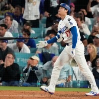 先発勝利、3本塁打で大谷翔平がチームをワールドシリーズへ導く [写真