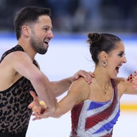 アイスダンスRDで演技する英国のライラ・フィア、ルイス・ギブソン組＝フランス・アンジェで2025年10月18日、猪飼健史撮影