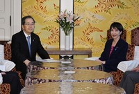 公明党の斉藤鉄夫代表（左）らとの会談に臨む自民党の高市早苗総裁＝国会内で2025年10月10日午後1時43分、平田明浩撮影