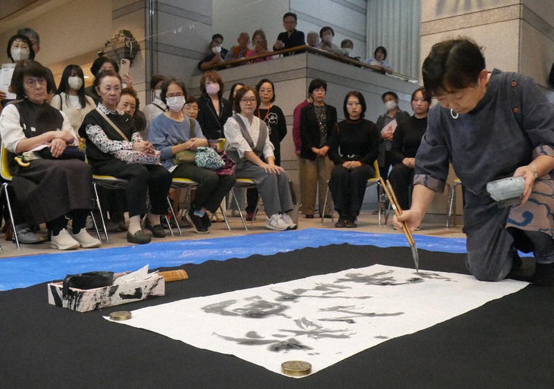 毎日書道展東北山形展 「楽しさ伝えたい」 会員賞2人、若手4人揮毫