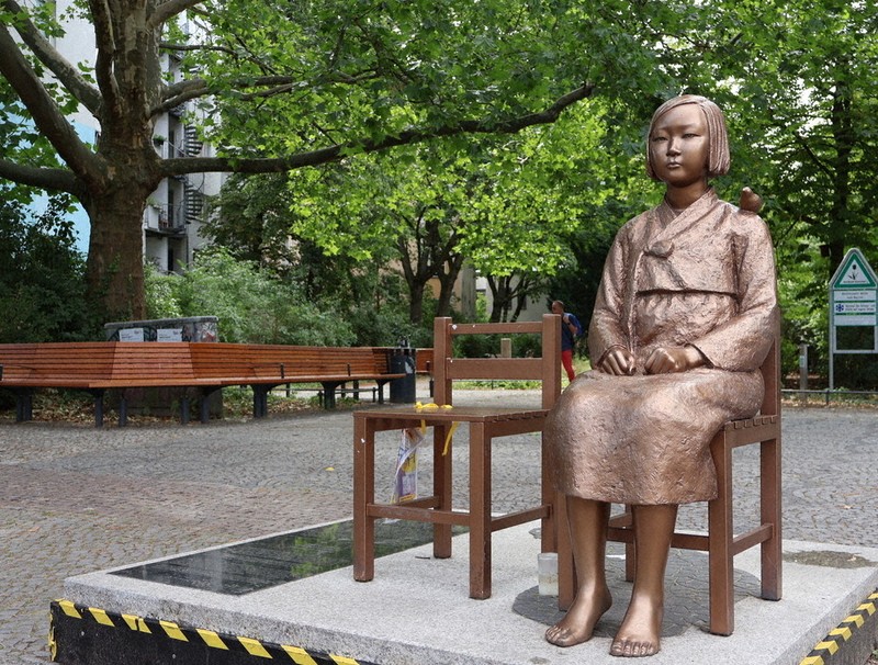 ベルリン少女像、ミッテ区が撤去 | 毎日新聞