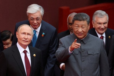 中国の習近平国家主席（前列右）とロシアのプーチン大統領（同左）＝北京市で2025年9月3日、代表撮影・ロイター