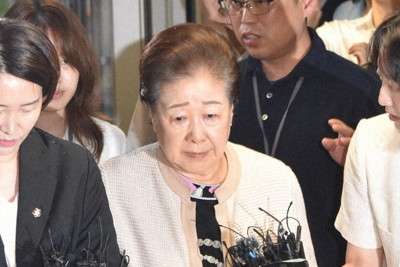 世界平和統一家庭連合（旧統一教会）の韓鶴子総裁（中央）＝ソウル市の特別検察で2025年9月17日午前9時47分、福岡静哉撮影