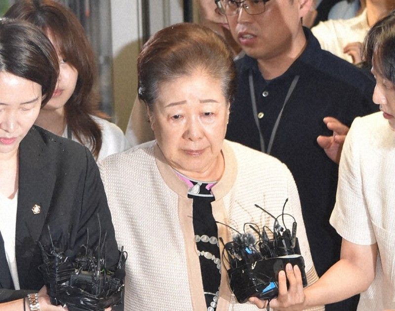 旧統一教会、韓総裁のブローチや宝石の購入に教団資金流用か | 毎日新聞