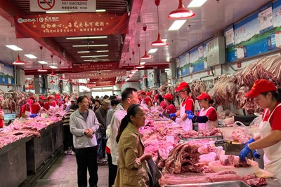 安価な豚肉を買い求める人たちでにぎわう北京の「新発地市場」＝北京市で2025年9月29日、松倉佑輔撮影