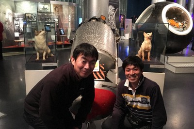 モスクワのガガーリン宇宙飛行士訓練センターで写真に納まる内山崇さん（右）と油井亀美也宇宙飛行士＝2017年撮影（内山さん提供）