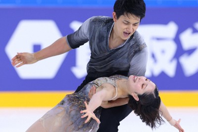 ペアフリーで演技する三浦璃来、木原龍一組＝フランス・アンジェで2025年10月18日、猪飼健史撮影