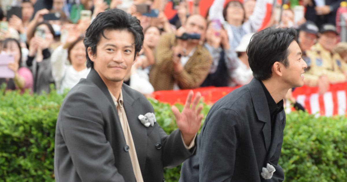 小栗旬さん「けがしないように」　名古屋で仲野太賀さんとパレード