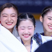 女子の表彰式で日の丸を背にする（左から）2位の坂本花織、1位の中井亜美、3位の住吉りをん＝フランス・アンジェで2025年10月18日、猪飼健史撮影