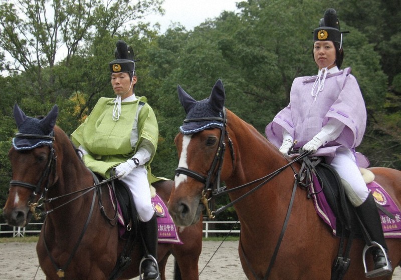 物価高の影「平安騎馬隊」にも 餌代高騰、京都府警がCF | 毎日新聞