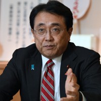 インタビューに答える赤沢亮正・経済再生担当相＝東京都千代田区で2025年10月17日、宮本明登撮影