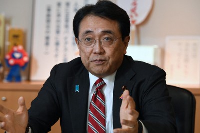 インタビューに答える赤沢亮正・経済再生担当相＝東京都千代田区で2025年10月17日、宮本明登撮影