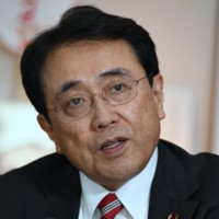 インタビューに答える赤沢亮正・経済再生担当相＝東京都千代田区で2025年10月17日、宮本明登撮影