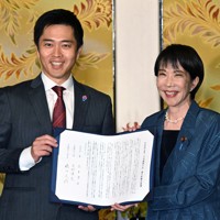 署名をした連立政権合意書を手に写真に納まる自民党の高市早苗総裁(右)と日本維新の会の吉村洋文代表=国会内で2025年10月20日午後6時16分、平田明浩撮影