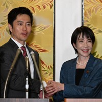 共同記者会見を終え、握手を交わす自民党の高市早苗総裁(右)と日本維新の会の吉村洋文代表=国会内で2025年10月20日午後6時56分、平田明浩撮影