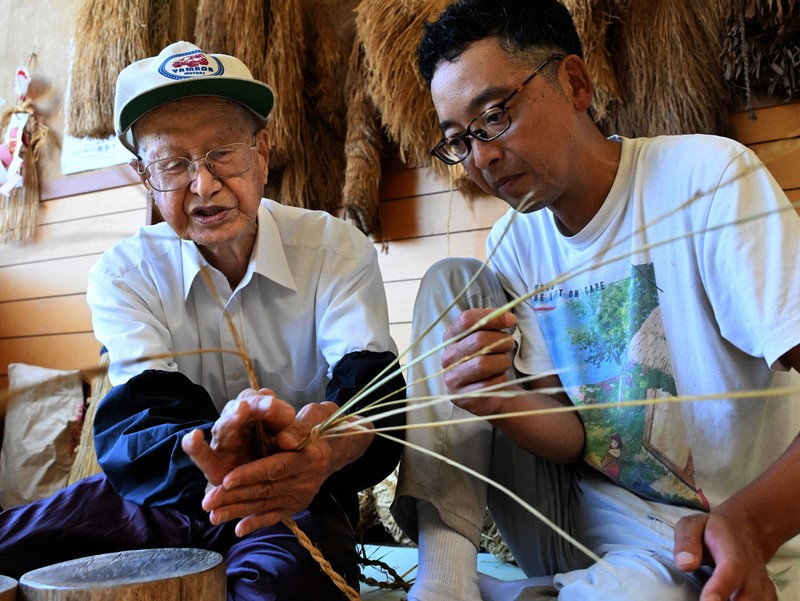 故郷に戻って「恩返し」 98歳わら細工職人の手、次世代への思い | 毎日新聞