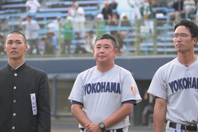 準々決勝で敗れ、スタンドに向かってあいさつする横浜の村田浩明監督（中央）＝甲府市の山日YBS球場で2025年10月20日、高橋広之撮影