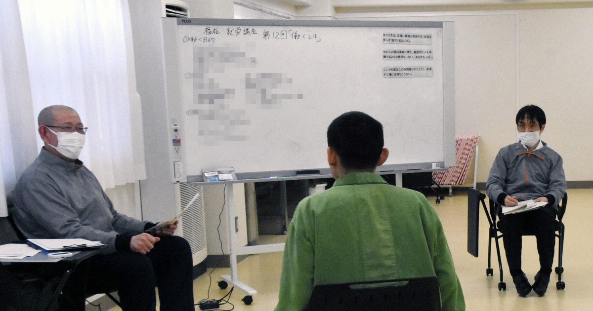 福祉や就労に関する講座を受ける受刑者（手前）。緊張をほぐすため、職員はトレーナーを着ている＝堺市堺区で2025年3月5日午後1時58分、鈴木拓也撮影（画像の一部を加工しています）