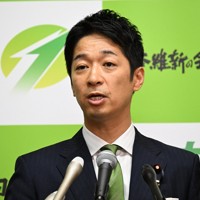 日本維新の会両院議員総会を終え、報道陣の取材に応じる藤田文武共同代表=国会内で2025年10月20日午後3時19分、平田明浩撮影