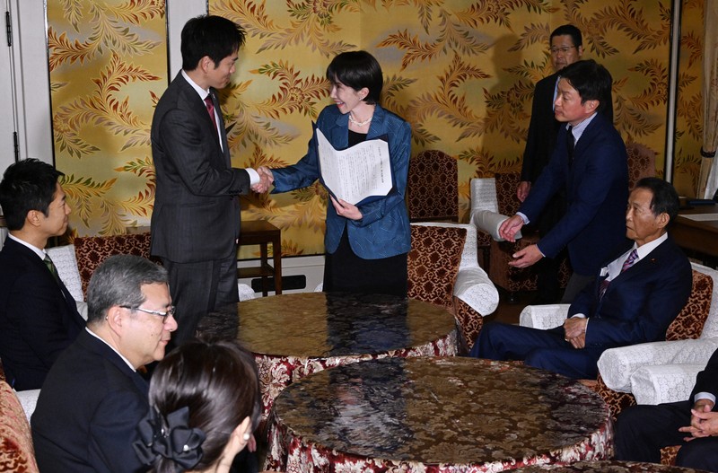 政治の動きを写真で：自・維連立政権へ 合意 政治の動きを写真で「10月