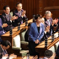 衆院本会議の首相指名選挙で内閣総理大臣に指名され立ち上がる高市早苗首相=国会内で2025年10月21日午後1時47分、後藤由耶撮影
