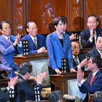 衆院本会議の首相指名選挙で首相に指名され、立ち上がる高市早苗氏（中央）＝国会内で2025年10月21日午後1時48分、新宮巳美撮影