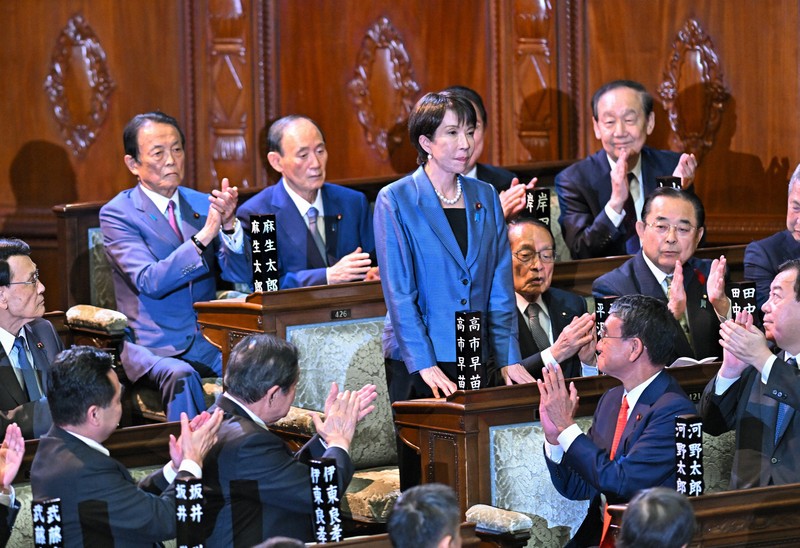 衆院本会議の首相指名選挙で首相に指名され、立ち上がる高市早苗氏(中央)=国会内で2025年10月21日午後1時48分、新宮巳美撮影