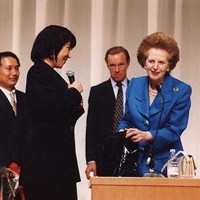 英国のサッチャー元首相(右)と高市早苗氏=高市氏のホームページより