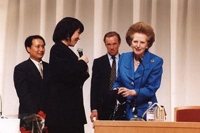 英国のサッチャー元首相(右)と高市早苗氏=高市氏のホームページより