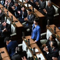 衆院本会議の首相指名選挙で内閣総理大臣に指名され立ち上がる高市早苗首相(中央)=国会内で2025年10月21日午後1時48分、平田明浩撮影