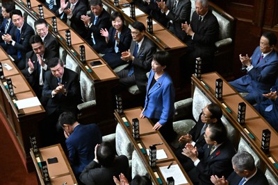 衆院本会議の首相指名選挙で内閣総理大臣に指名され立ち上がる高市早苗首相(中央)=国会内で2025年10月21日午後1時48分、平田明浩撮影