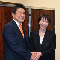 自民党の新執行部としてあいさつするため参政党の執行部を訪ね、神谷宗幣代表(左)と握手をする高市早苗総裁=国会内で2025年10月8日午後3時18分、平田明浩撮影