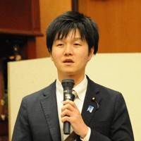 認定農業者会議であいさつする鈴木憲和・新農相=山形県鶴岡市で2024年3月9日午後4時5分、長南里香撮影