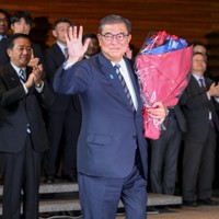 首相官邸の職員らに見送られる石破茂首相(中央)=2025年10月21日午後0時28分、渡部直樹撮影