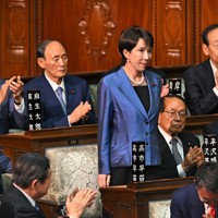 衆院本会議の首相指名選挙で内閣総理大臣に指名された高市早苗首相（中央）＝国会内で2025年10月21日午後1時48分、新宮巳美撮影