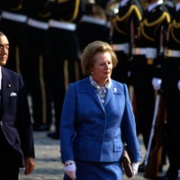 東京サミットの歓迎行事に中曽根康弘首相(左)とともに臨むマーガレット・サッチャー英首相=東京・迎賓館で1986年5月4日、木村滋撮影