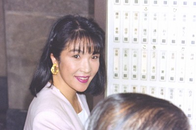 1993年夏の衆院選で初当選後、国会に初登院し議員登院表示盤のボタンを押す高市早苗氏＝国会内で1993年8月5日