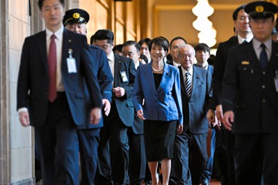 首相指名選挙で新首相に選出され、各会派へのあいさつ回りに向かう高市早苗首相（中央）＝国会内で2025年10月21日午後2時46分、新宮巳美撮影