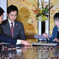 連立政権合意書に署名をする自民党の高市早苗総裁(右)と日本維新の会の吉村洋文代表(左から2人目)。左端は藤田文武共同代表=国会内で2025年10月20日午後6時15分、平田明浩撮影