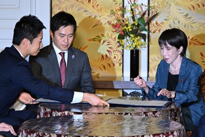 連立政権合意書に署名をする自民党の高市早苗総裁(右)と日本維新の会の吉村洋文代表(左から2人目)。左端は藤田文武共同代表=国会内で2025年10月20日午後6時15分、平田明浩撮影