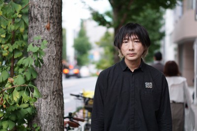 「当事場」という考え方を提案するアーティストで近畿大准教授のアサダワタルさん＝東京都新宿区で2025年10月3日午後4時12分、清水有香撮影