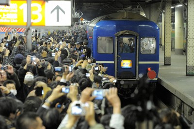 大勢の鉄道ファンがホームで待ち構える中、入線してきた寝台特急「北陸」＝東京都台東区のJR上野駅で2010年3月12日午後10時52分、手塚耕一郎撮影