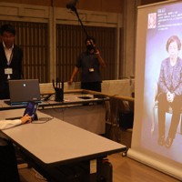 被爆証言応答装置を試す高校生＝広島市中区で2025年10月20日午後6時4分、武市智菜実撮影