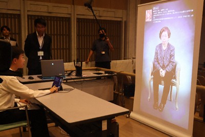 被爆証言応答装置を試す高校生＝広島市中区で2025年10月20日午後6時4分、武市智菜実撮影