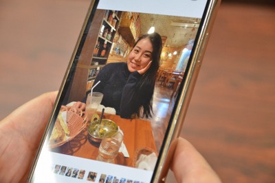 母親のスマートフォンに収められた里実さんの写真＝東京都千代田区で2025年9月11日午前10時43分、安元久美子撮影